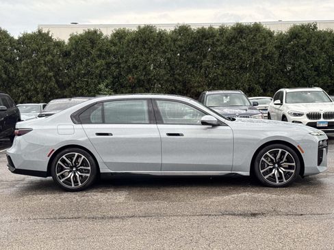 Certified 2023 BMW 760i xDrive AWD/4WD image 4