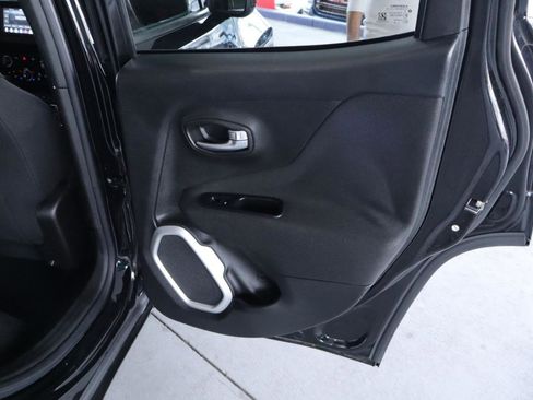 Used 2018 Jeep Renegade Latitude image 33