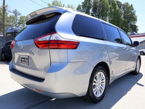 Used 2015 Toyota Sienna XLE FWD image 7