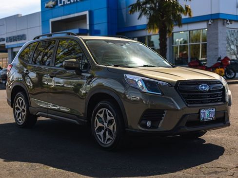 Used 2024 Subaru Forester Premium AWD/4WD image 8