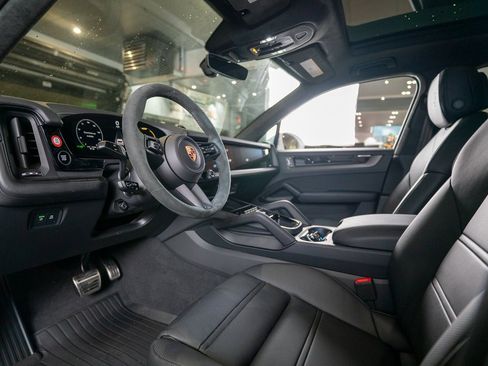 New 2026 Porsche Cayenne GTS image 4