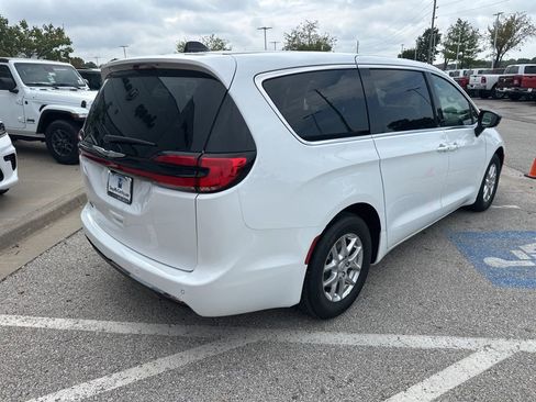 New 2026 Chrysler Pacifica Select image 31
