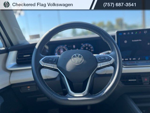 Used 2025 Volkswagen Tiguan SE FWD image 32