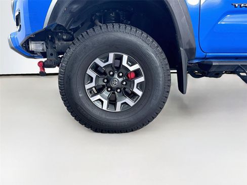 Used 2021 Toyota Tacoma TRD Off-Road w/ Technology Package AWD/4WD image 15