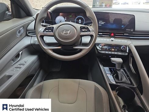 Used 2025 Hyundai Elantra SEL FWD image 17