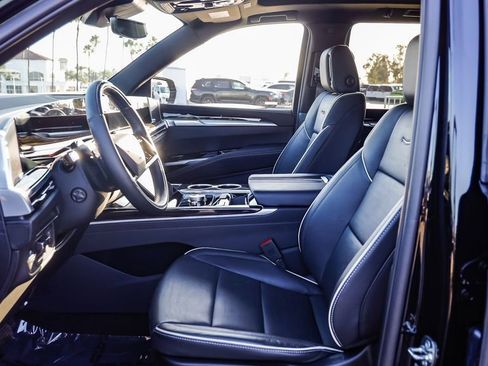 Used 2025 Cadillac Escalade Premium Luxury image 19