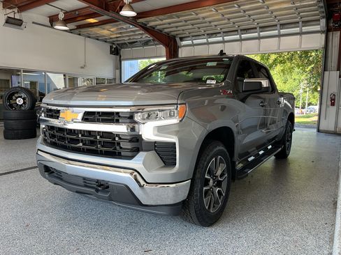 Used 2024 Chevrolet Silverado 1500 LT w/ Z71 Off-Road Package AWD/4WD image 4