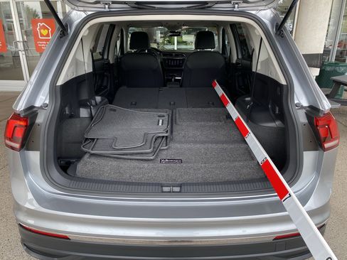 Certified 2023 Volkswagen Tiguan SE w/ Panoramic Sunroof Package FWD image 19