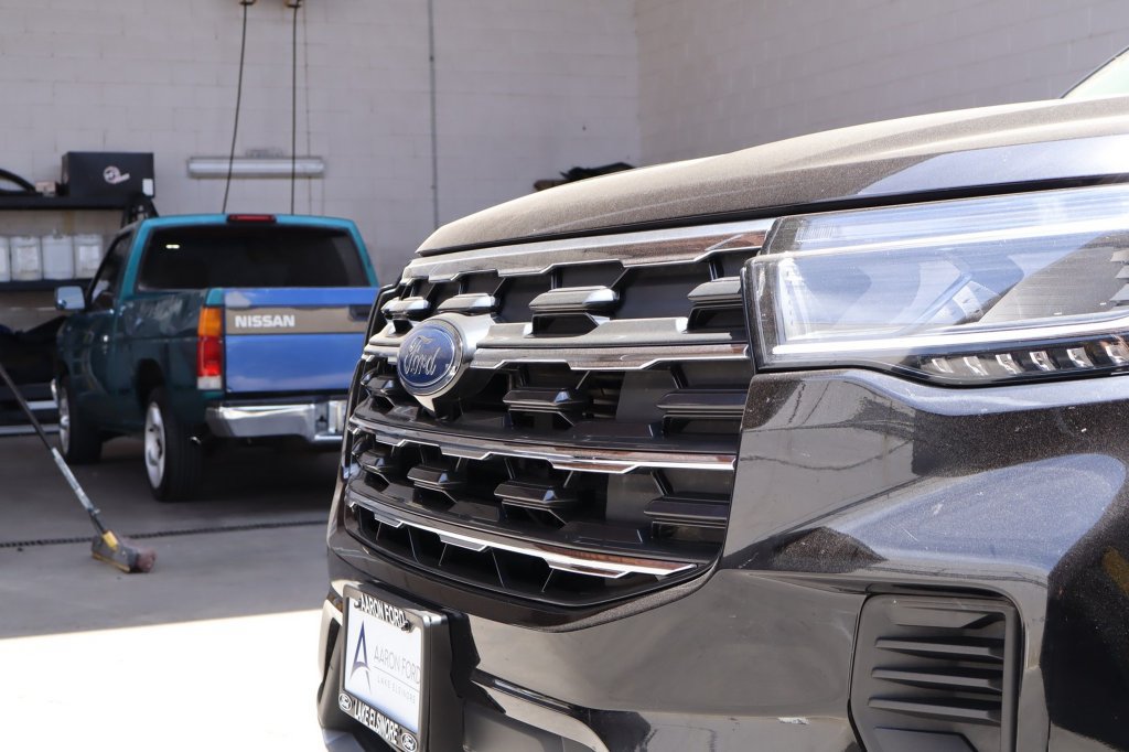 Used 2025 Ford Explorer Active RWD image 9