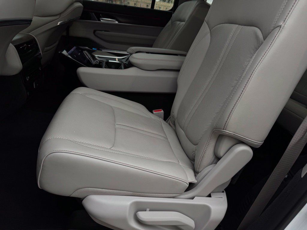 Used 2023 Jeep Grand Wagoneer 4WD image 13