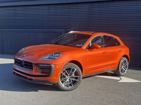 Certified 2025 Porsche Macan image 1