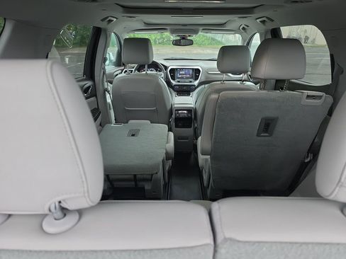 Used 2021 GMC Acadia SLT w/ Technology Package FWD image 11