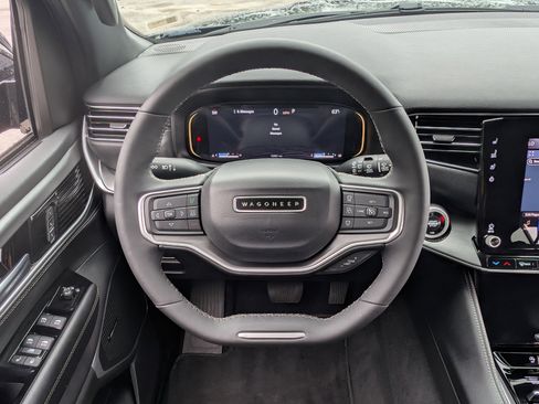 Used 2025 Jeep Wagoneer 4WD image 24