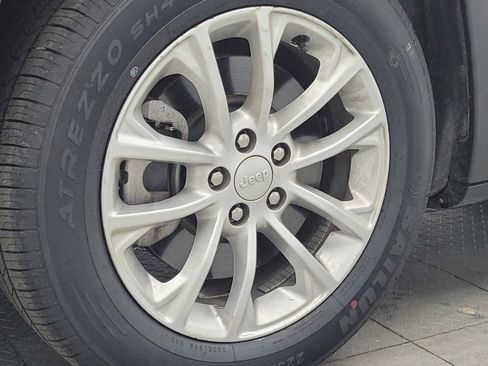 Used 2019 Jeep Cherokee Latitude w/ Popular Appearance Group FWD image 31