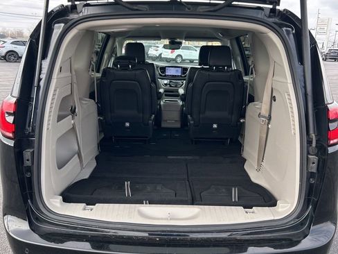 Used 2024 Chrysler Pacifica Touring-L image 14