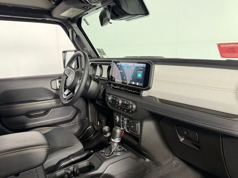 Used 2025 Jeep Wrangler Unlimited Sahara image 35