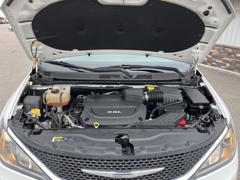Used 2018 Chrysler Pacifica Touring-L w/ Premium Audio Group FWD image 26