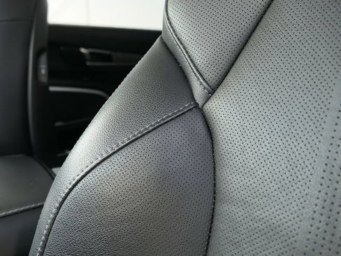 Used 2024 Kia Telluride EX w/ EX Captain's Chair Package FWD image 13