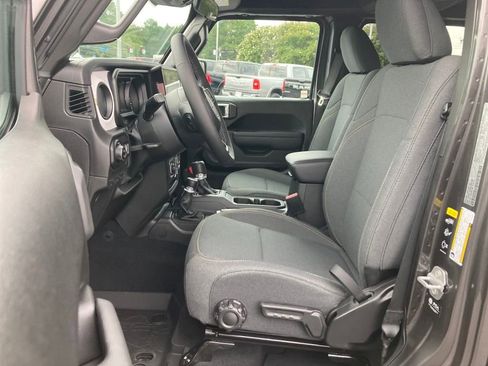 New 2025 Jeep Gladiator Sport image 10