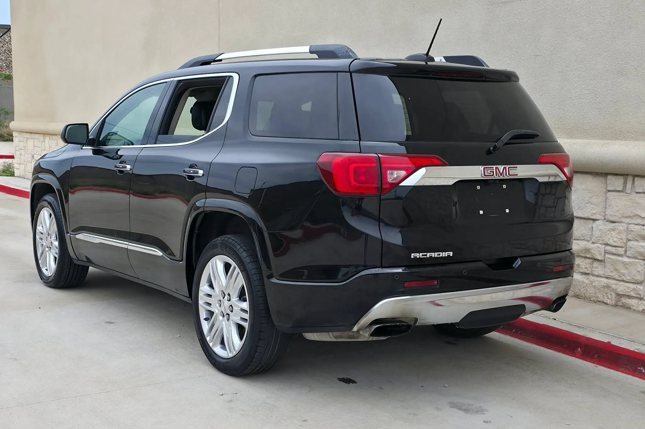 Used 2018 GMC Acadia Denali w/ Technology Package FWD image 5