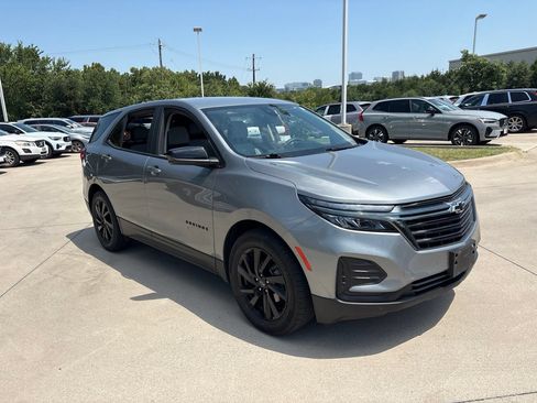 Used 2023 Chevrolet Equinox LS w/ LS Convenience Package FWD image 3