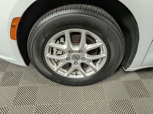 Used 2024 Chrysler Pacifica Touring-L FWD image 38