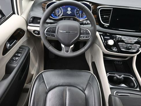 Used 2024 Chrysler Pacifica Limited FWD image 15