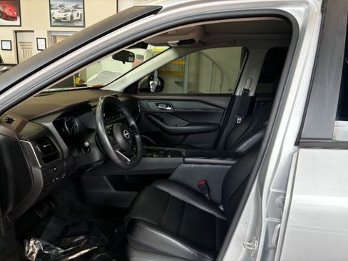 Used 2023 Nissan Rogue SV w/ SV Premium B Package FWD image 17