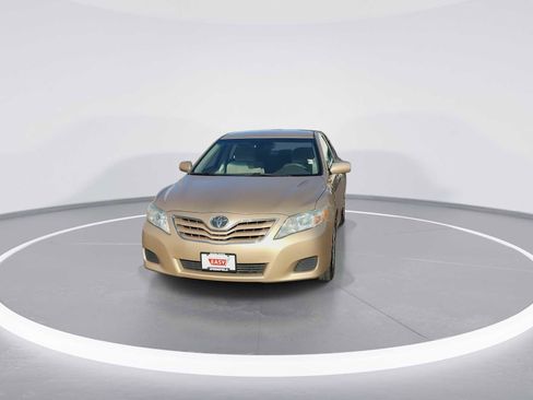 Used 2011 Toyota Camry LE image 3