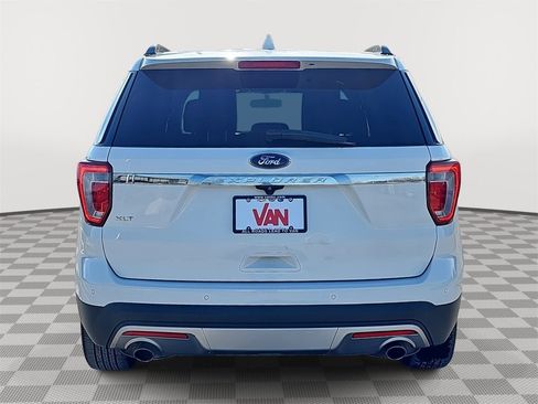 Used 2017 Ford Explorer XLT image 6