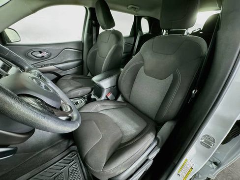 Used 2019 Jeep Cherokee Latitude w/ Popular Appearance Group FWD image 23
