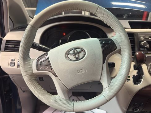 Used 2012 Toyota Sienna XLE w/ Entertainment Pkg FWD image 18