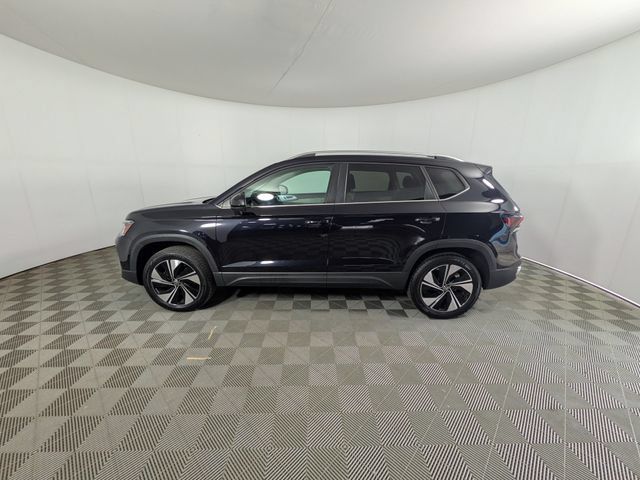 Used 2025 Volkswagen Taos SE AWD/4WD image 16