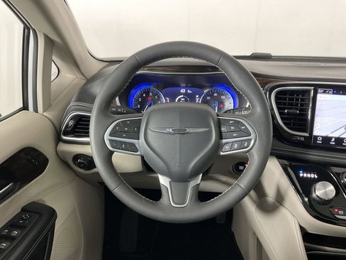 Used 2023 Chrysler Pacifica Limited FWD image 12