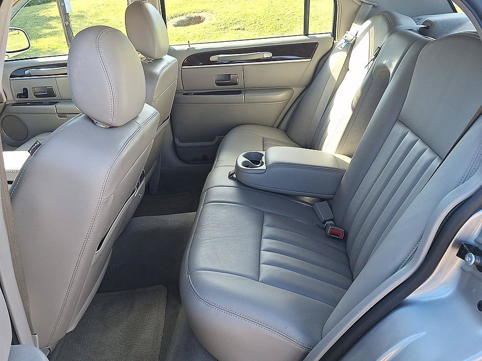 Used 2007 Lincoln Town Car Signature RWD image 12
