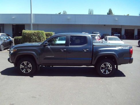 Used 2019 Toyota Tacoma TRD Sport AWD/4WD image 2