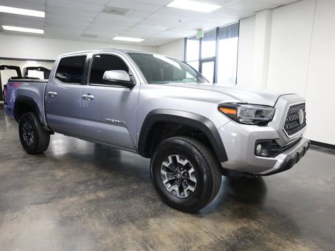 Used 2019 Toyota Tacoma TRD Off-Road w/ Technology Package image 4
