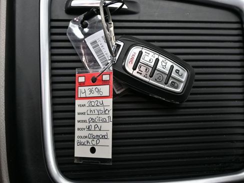 Used 2024 Chrysler Pacifica Touring-L image 30