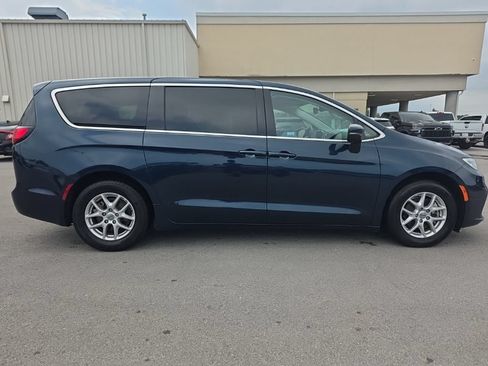Used 2023 Chrysler Pacifica Touring-L FWD image 4