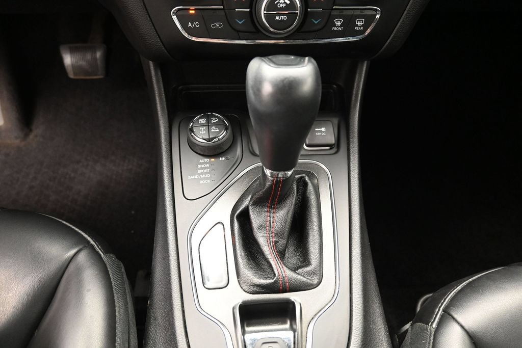 Used 2019 Jeep Cherokee Trailhawk w/ Comfort/Convenience Group AWD/4WD image 25