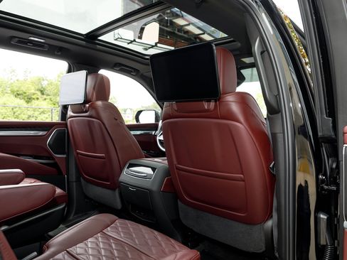 Used 2026 Cadillac Escalade Sport AWD/4WD image 31