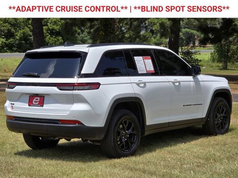 Used 2025 Jeep Grand Cherokee Altitude AWD/4WD image 8