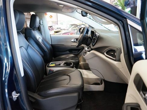 Used 2022 Chrysler Pacifica Touring-L image 41