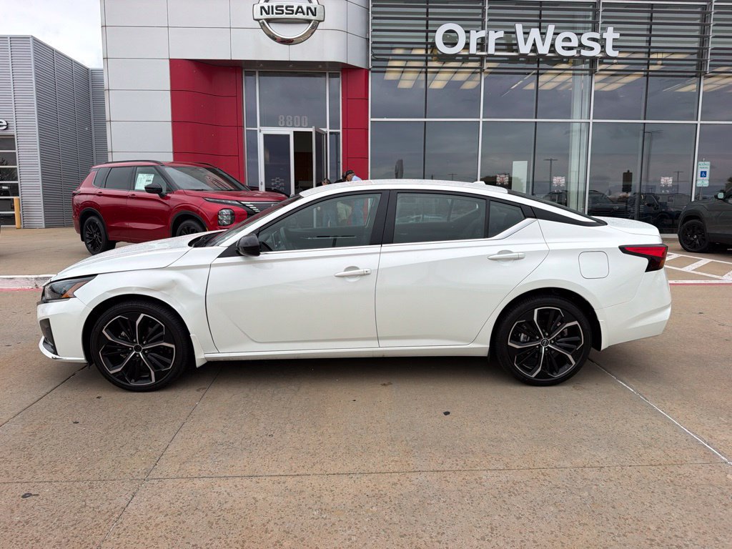 Used 2025 Nissan Altima 2.5 SR AWD/4WD image 2