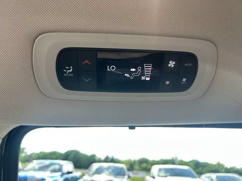 Used 2023 Chrysler Pacifica Touring-L FWD image 2