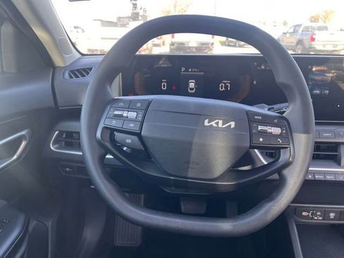 Used 2025 Kia K4 LXS image 12