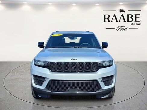 Used 2023 Jeep Grand Cherokee Altitude AWD/4WD image 2