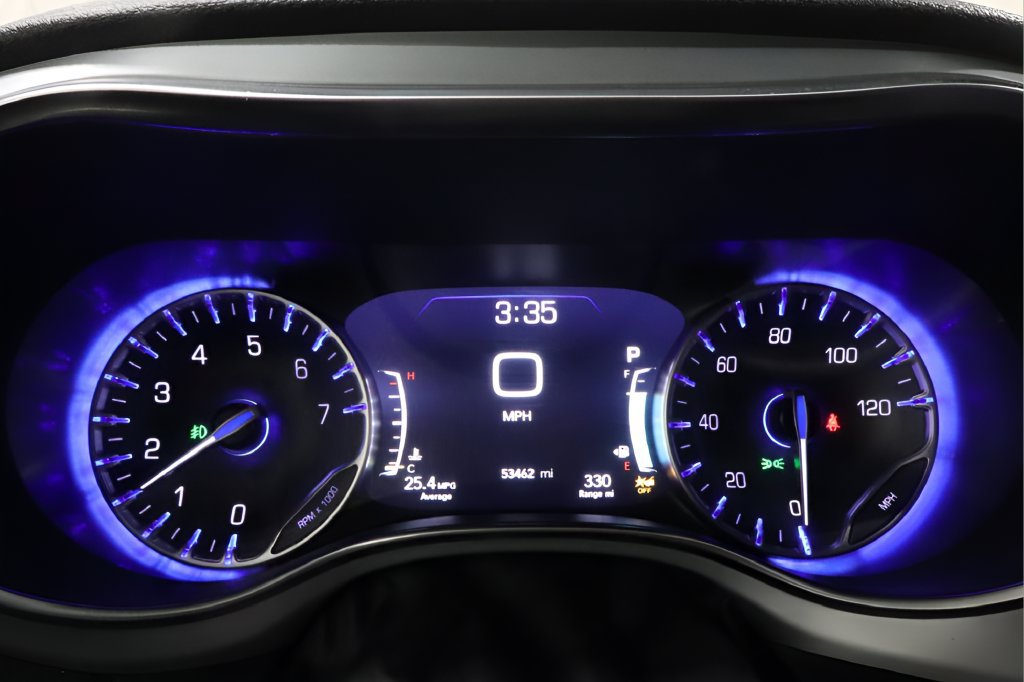 Certified 2025 Chrysler Pacifica Limited FWD image 19