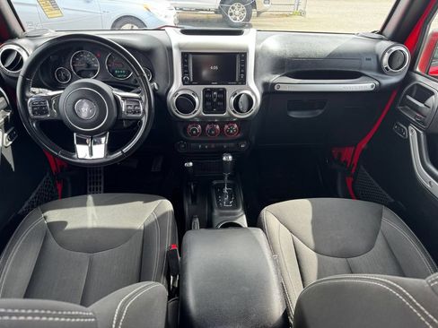 Used 2016 Jeep Wrangler Unlimited Sahara w/ Connectivity Group AWD/4WD image 17