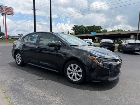 Used 2021 Toyota Corolla LE FWD image 2